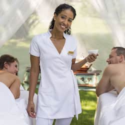 Salas de tratamiento para parejas, un sauna, una bañera de hidromasaje
