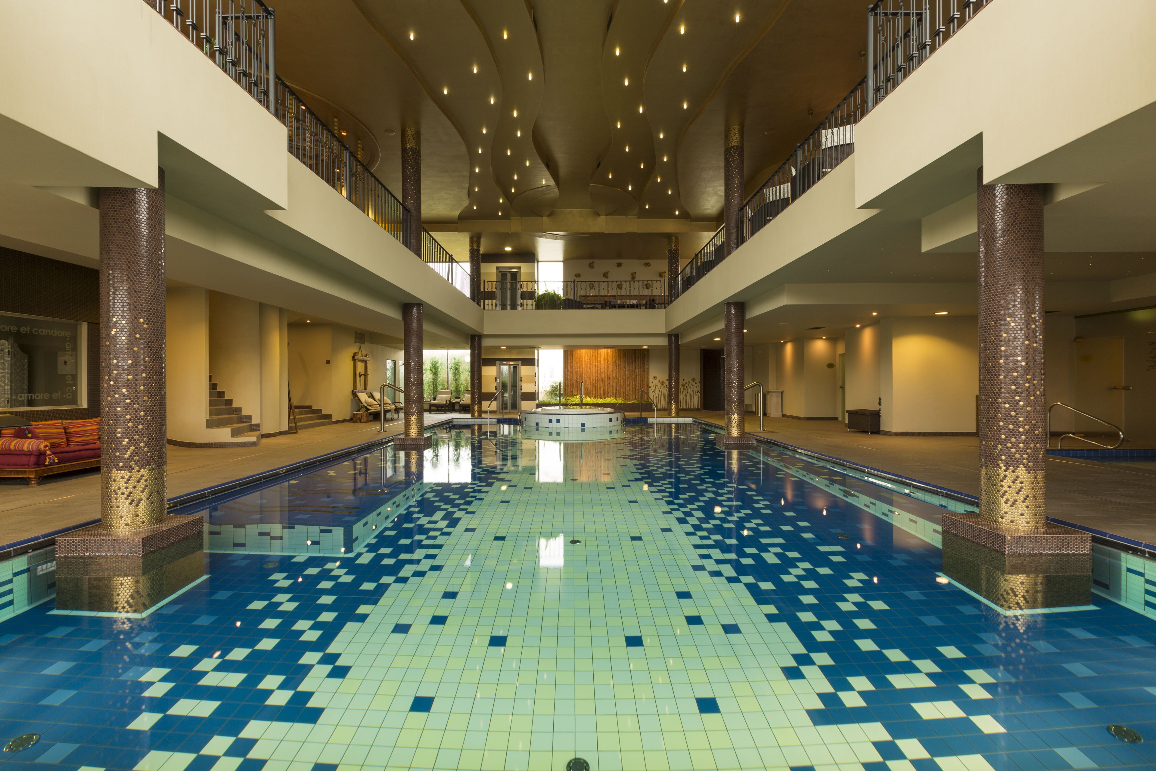 Couples treatment room(s), sauna, hot tub, steam room