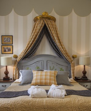 Hypo-allergenic bedding, minibar, in-room safe, individually decorated - Hotel Château Amade (Vrakun)