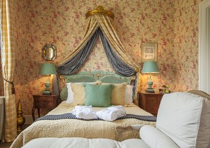 Suite | Allergitestet sengetøy, minibar, safe på rommet og individuelt dekorert