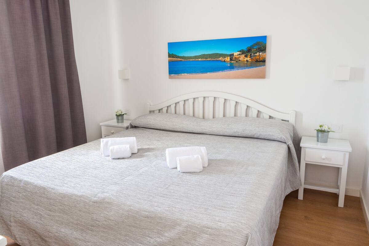 1 bedroom, premium bedding, in-room safe, laptop workspace