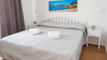 1 Schlafzimmer, hochwertige Bettwaren, Zimmersafe, individuell dekoriert