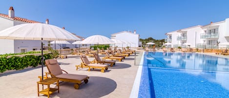 Piscine extérieure, parasols de plage, chaises longues