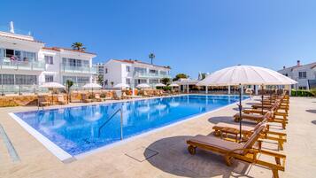 Udendørs pool, parasoller, liggestole