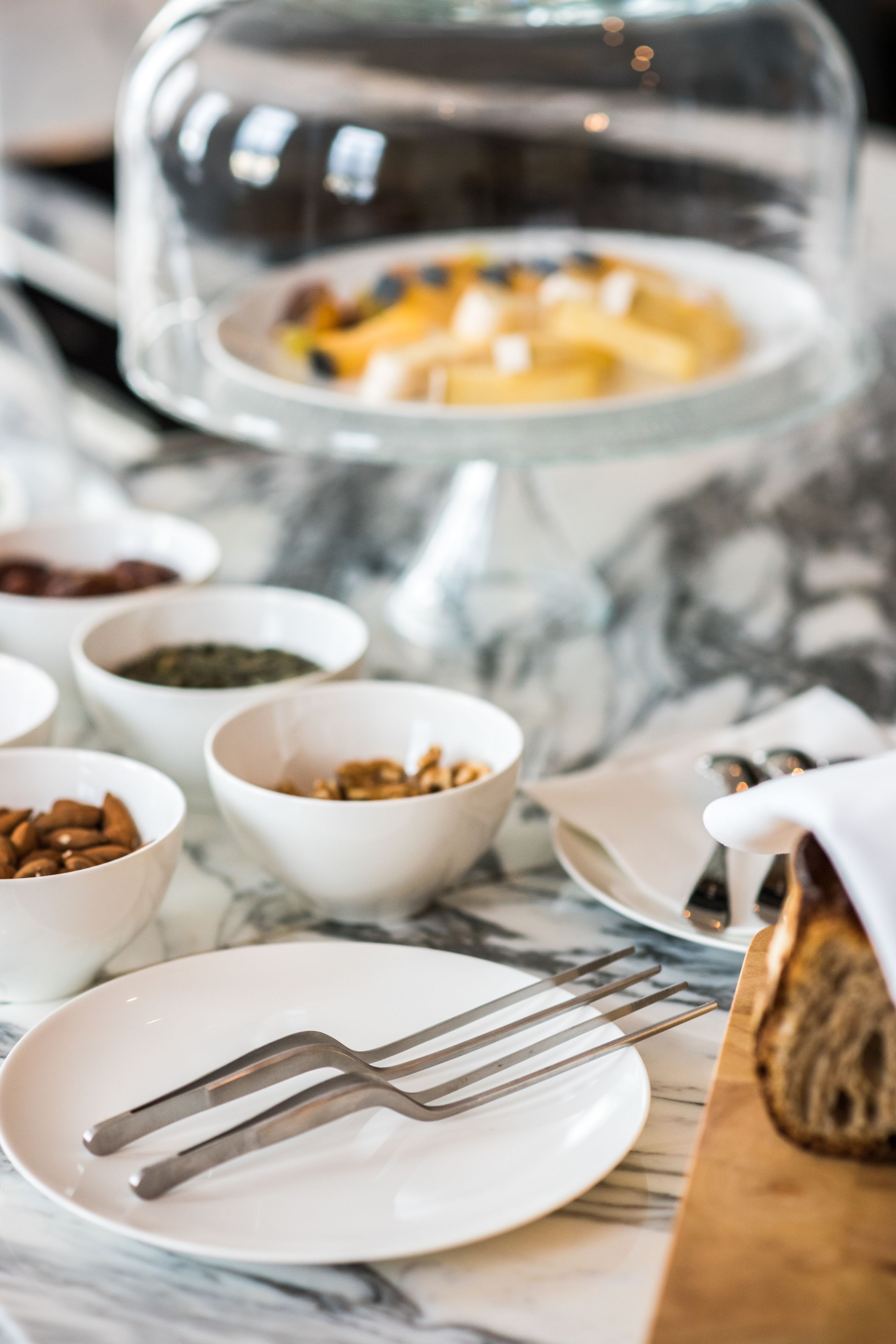 Un buffet de petit-déjeuner proposant une variété d’aliments et d’ustensiles, le tout disposé sur une table en marbre.