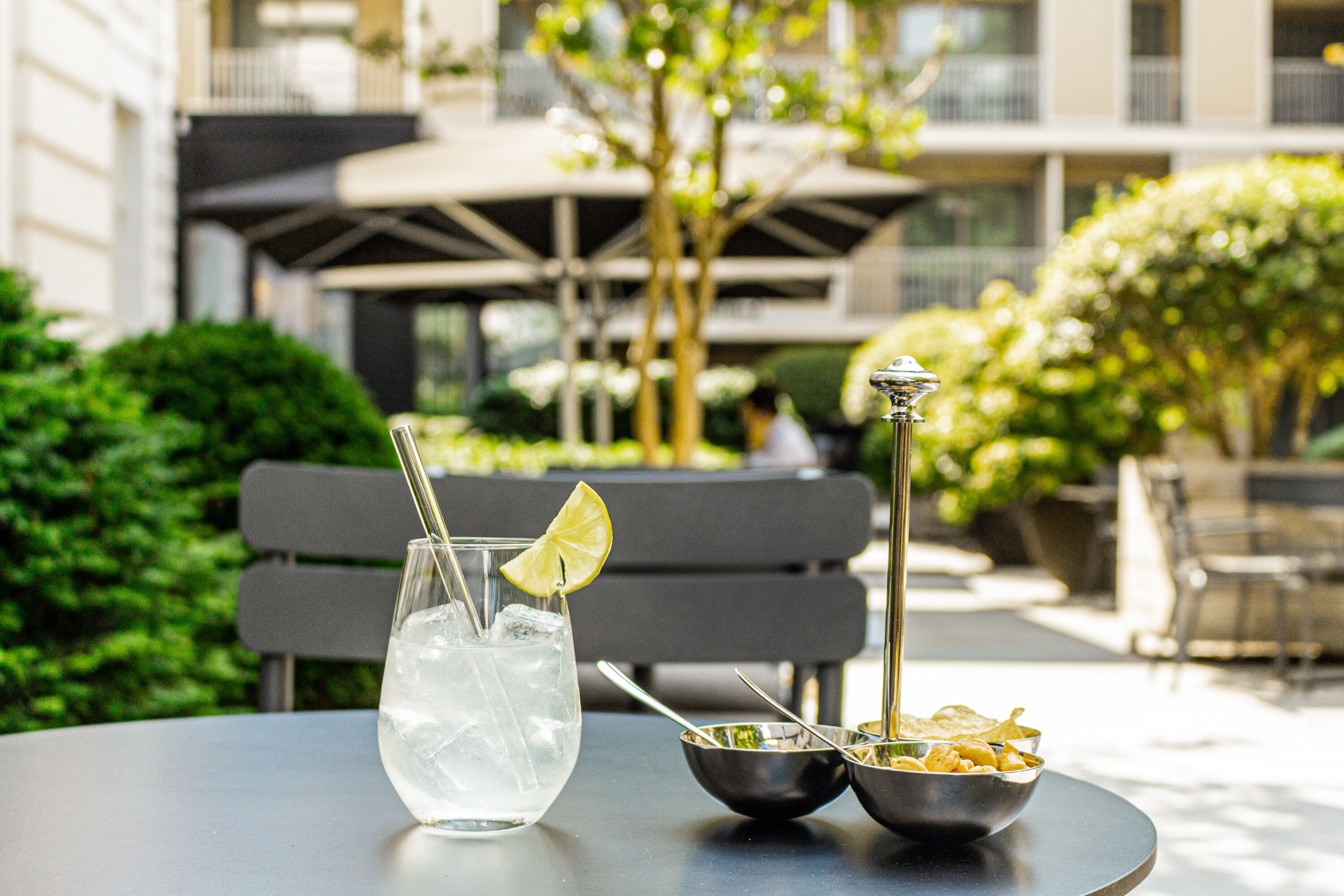 2 restaurants, dinner served