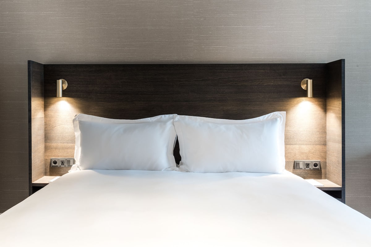 Habitación de lujo, 1 cama King size (Grand) | Sábanas de algodón egipcio y ropa de cama de alta calidad