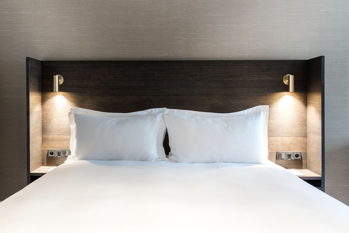 luxury room, 1 king bed (grand) | 1 bedroom, egyptian cotton sheets, premium bedding, pillow-top beds