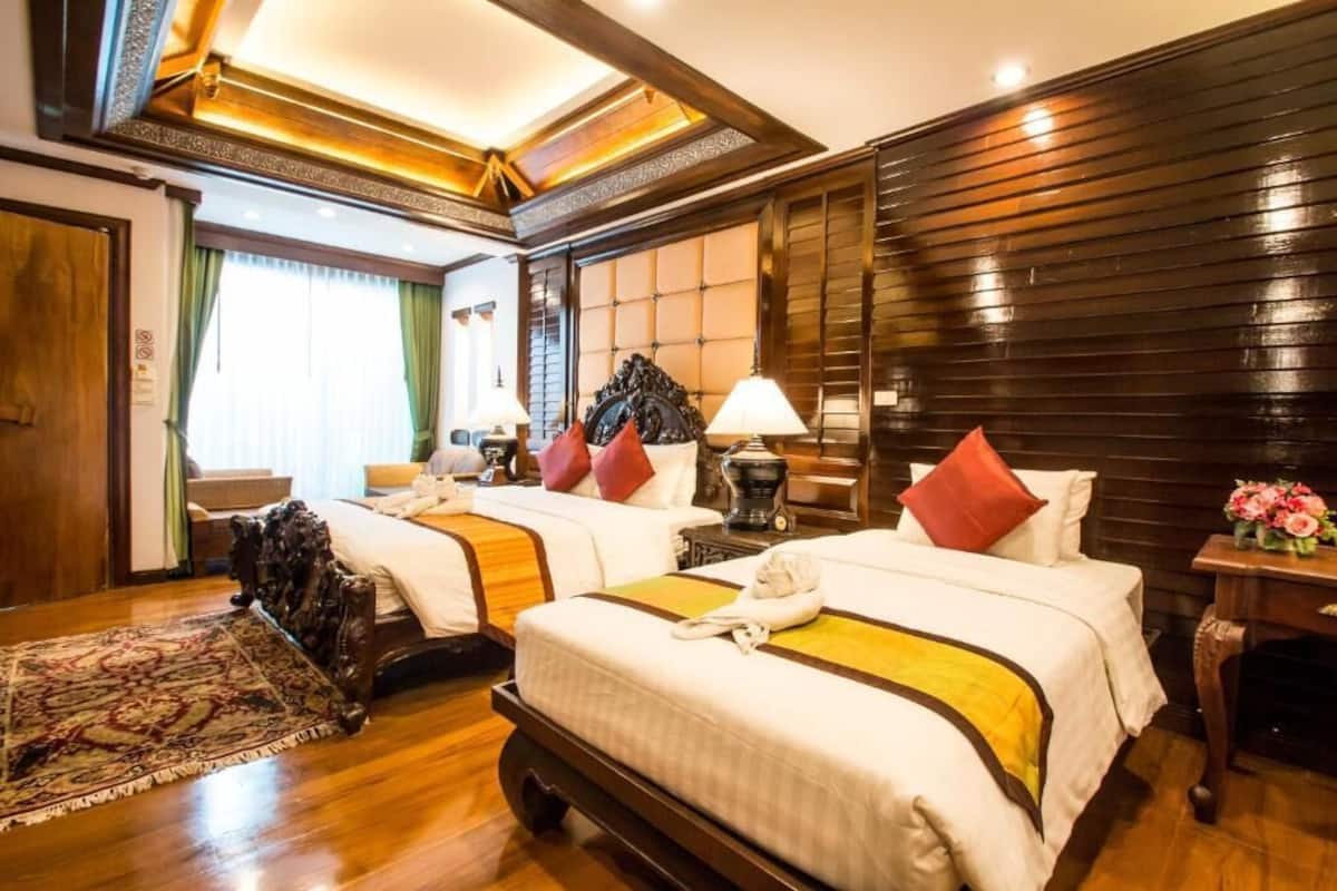 Executive Triple Bed No Balcony | Sängtillbehör av högsta kvalitet och värdeförvaringsskåp på rummet