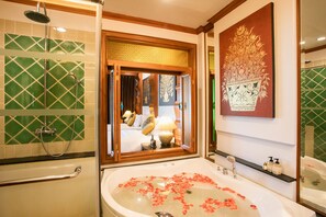 Separate bathtub and shower, rainfall showerhead, hair dryer, bathrobes - Sunday Villa Sirilanna Hotel (Chiang Mai)
