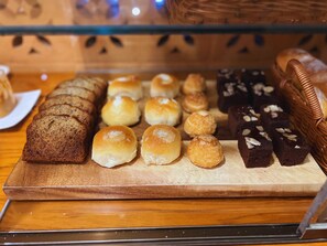 Diverse gebakjes in een vitrine.