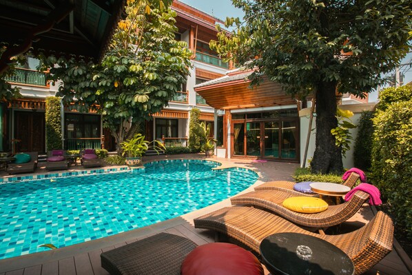 Outdoor pool, pool loungers - Sunday Villa Sirilanna Hotel (Chiang Mai)