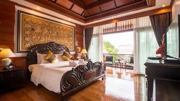Luxury King Bed with Spa Bath and Private Balcony