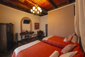 Phòng 4, 2 giường đôi | Bộ đồ giường cao cấp, chăn bông, két bảo mật tại phòng 