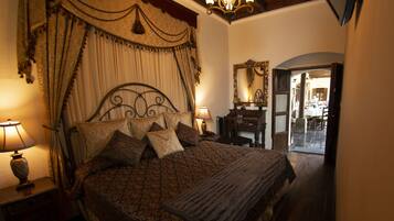 Kamar Superior, 1 Tempat Tidur King | Seprai premium, selimut bulu angsa, brankas, dan didekorasi berbeda-beda