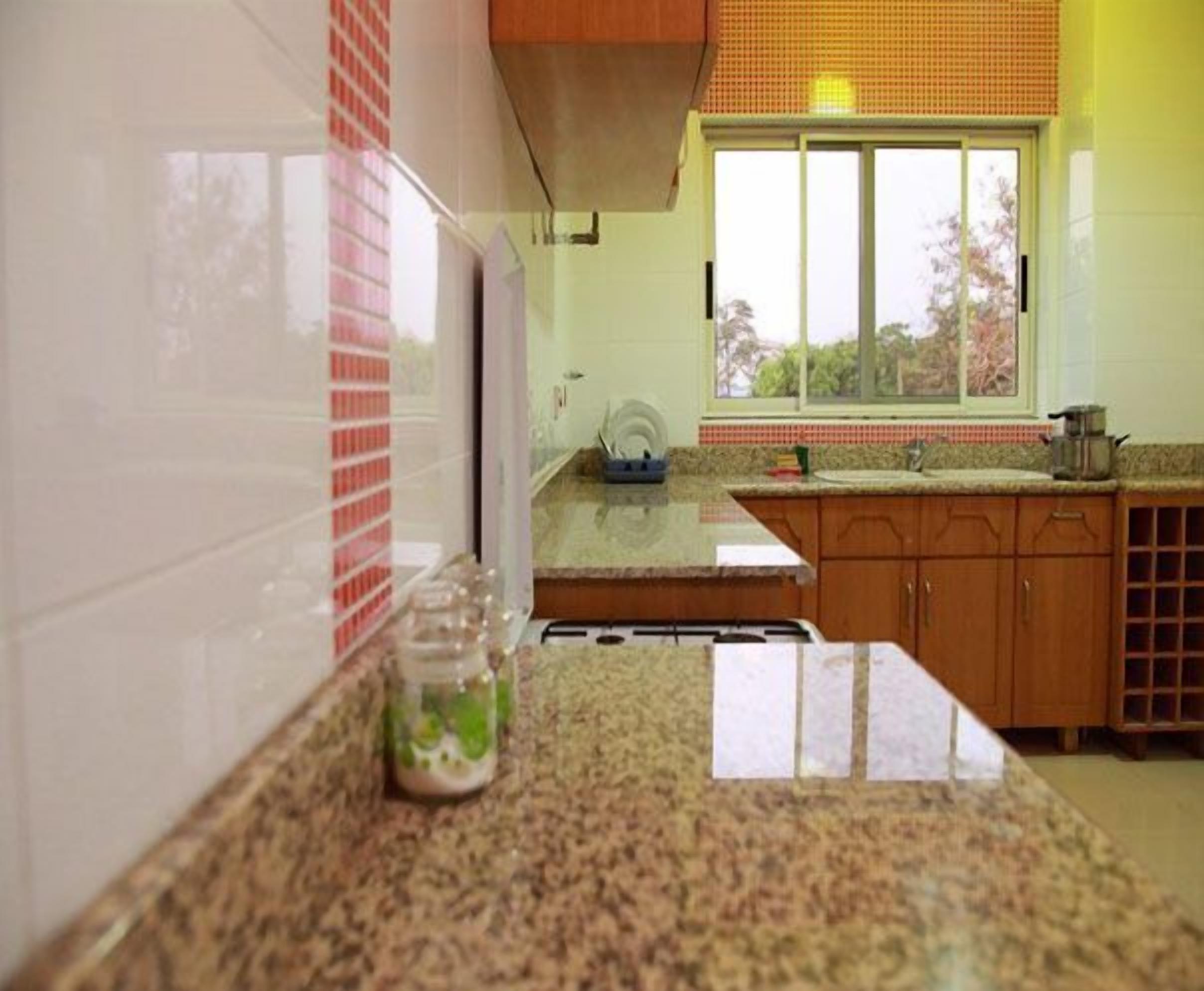 fridge, coffee/tea maker