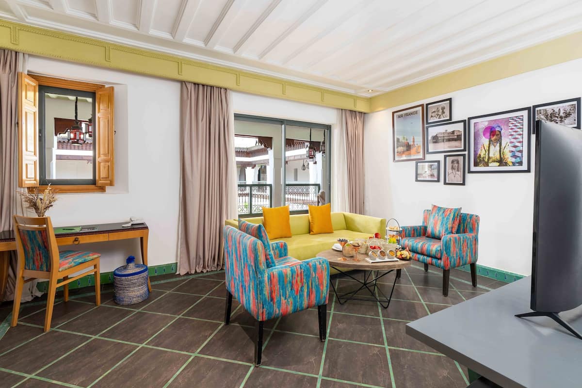 Luxe beddengoed, een minibar, een kluis op de kamer, een bureau