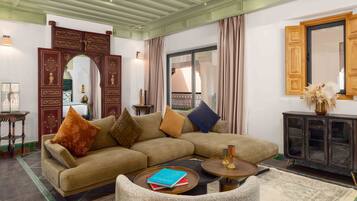 Premium bedding, minibar, in-room safe, desk