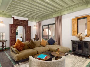 高档床上用品、迷你吧、客房内保险箱、办公桌