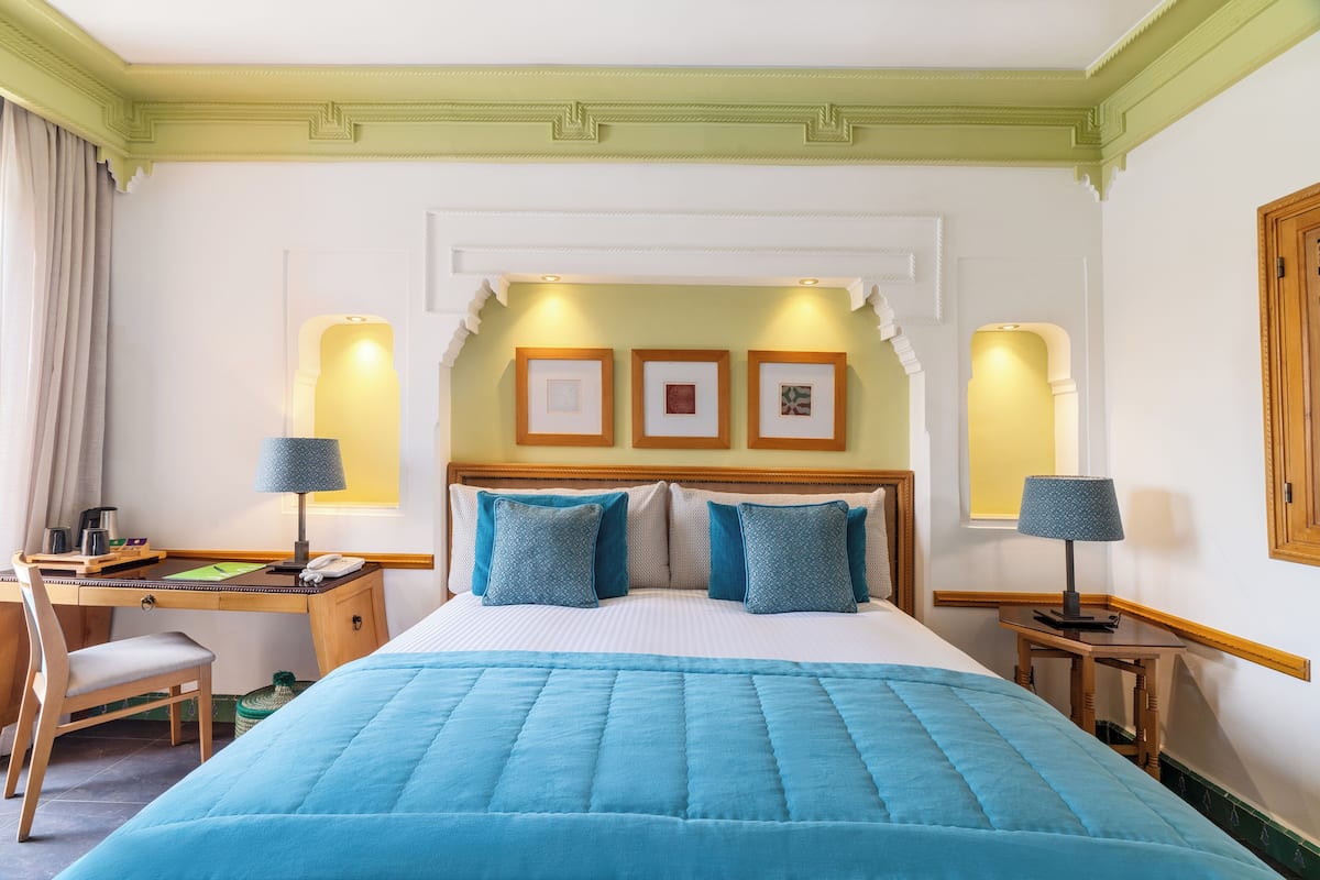Luxe beddengoed, een minibar, een kluis op de kamer, een bureau