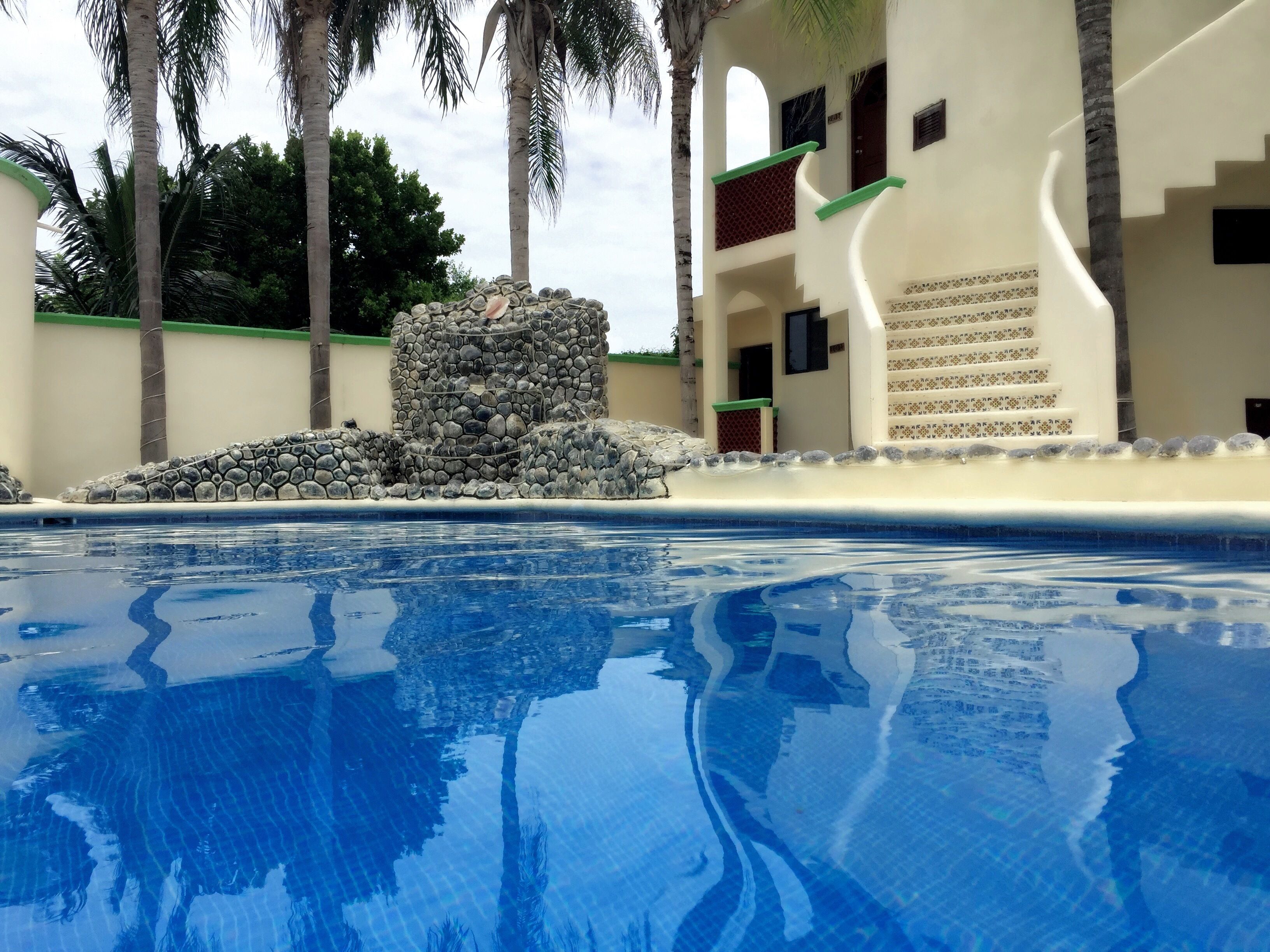 Piscina externa, guarda-sóis, espreguiçadeiras