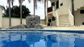 Piscina externa, guarda-sóis, espreguiçadeiras