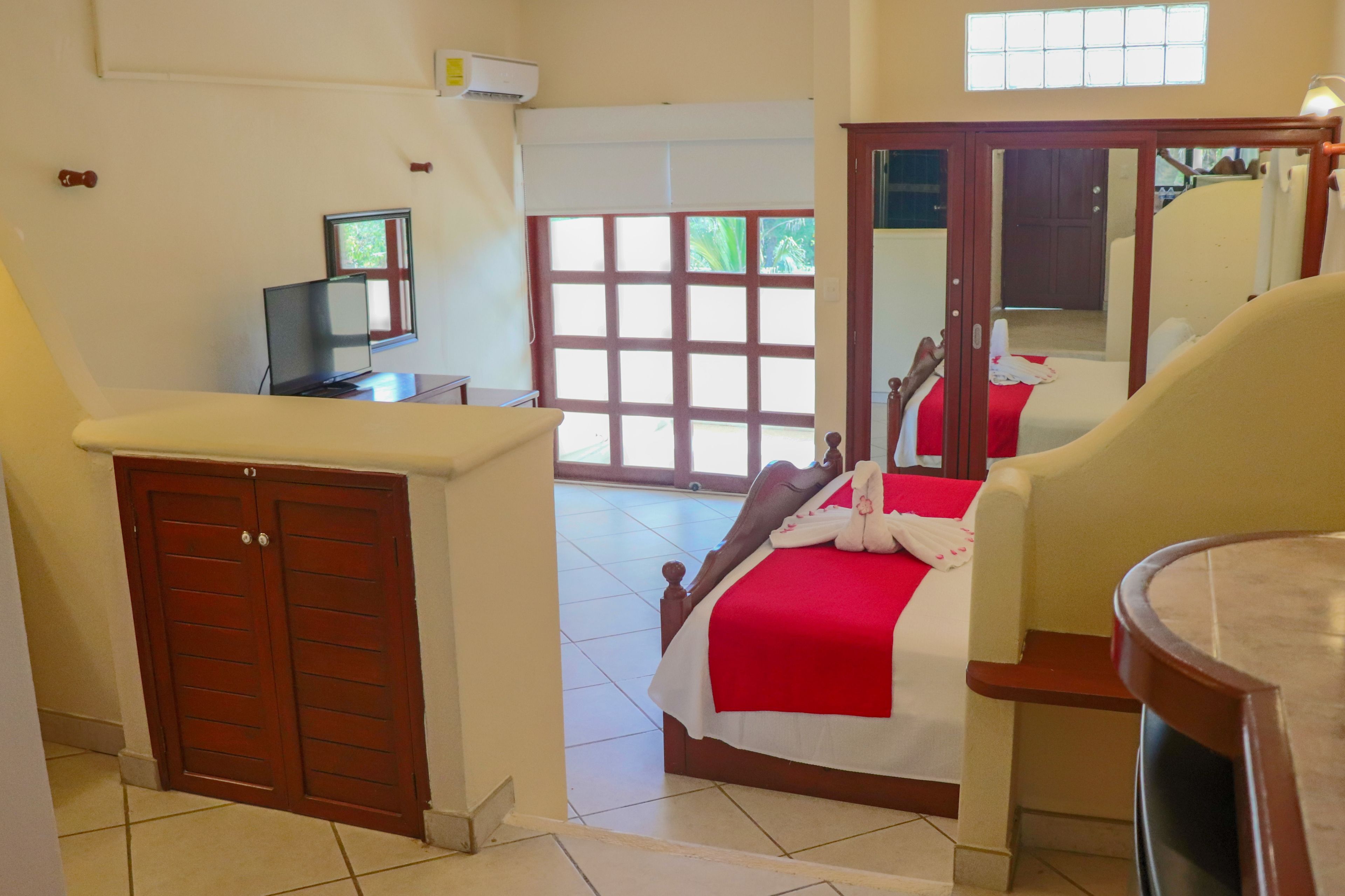 Suite clásica, 1 cama King size | Caja de seguridad en la habitación y cortinas blackout 