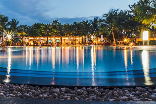 Outdoor pool, pool umbrellas, sun loungers