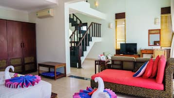 Suite | Living area | 32-inch flat-screen TV with cable channels, TV