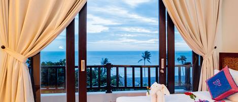 Family Suite, Non Smoking, Sea View | Premium bedding, minibar, in-room safe, individually decorated