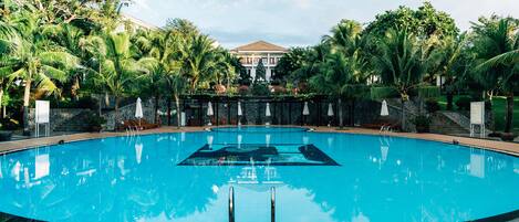 Outdoor pool, pool umbrellas, sun loungers