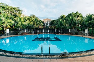 Outdoor pool, pool umbrellas, sun loungers