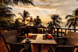 2 restaurantes, se sirve desayuno