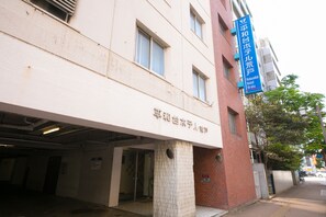 A building with a sign for Heiwa Hotel Brat. - Heiwadai Hotel Arato (Fukuoka)