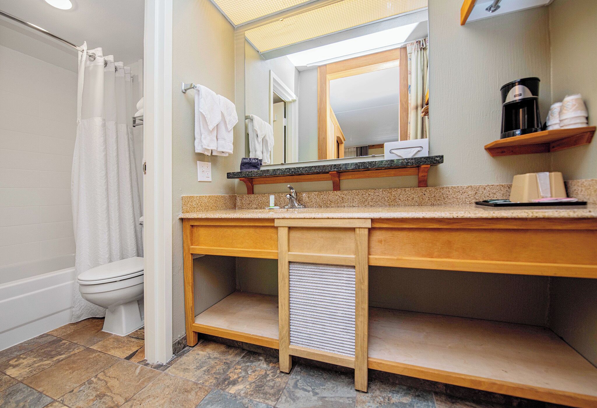 Combined shower/tub, free toiletries, hair dryer, towels
