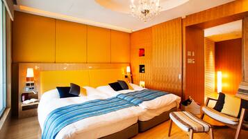 Premium bedding, down comforters, in-room safe, iron/ironing board