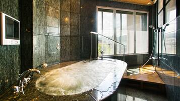 Jetted bathtub