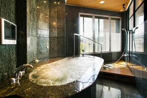 Jetted tub