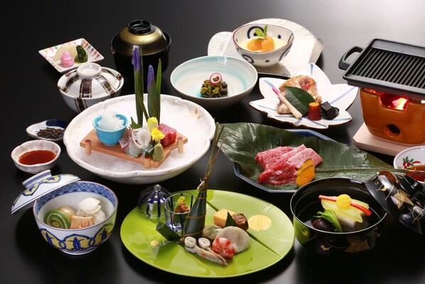 Une variété de plats et d’ustensiles de cuisine japonais disposés sur une table.