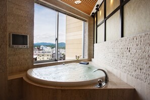 免費盥洗用品、吹風機、拖鞋、坐浴桶