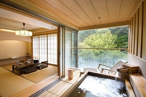 Escritorio, wifi gratis y ropa de cama 