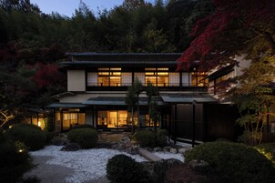 Escritorio, wifi gratis y ropa de cama 