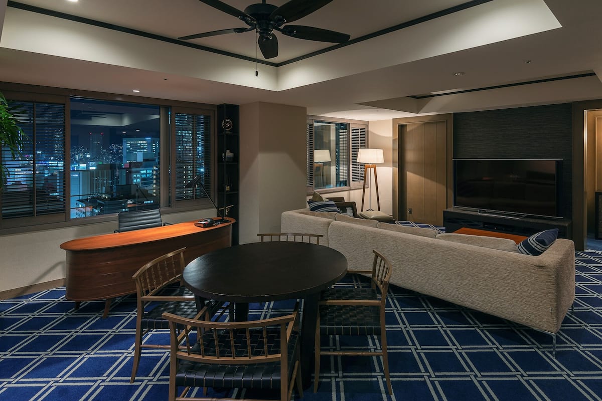 King Suite, Non Smoking | 1 bedroom, premium bedding, down comforters, in-room safe