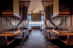 3 restaurants; breakfast, lunch, dinner, and brunch served