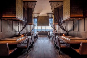 3 restaurants; breakfast, lunch, dinner, and brunch served