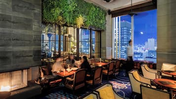 3 restaurants, breakfast, lunch, dinner served; Italian cuisine