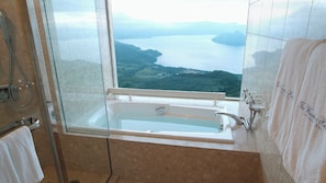 套房, 2 张单人床 (Lake Side) | 浴室 | 淋浴/盆浴组合、免费洗浴用品、吹风机、浴袍