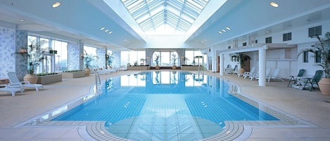 Kolam renang indoor, dengan kursi berjemur