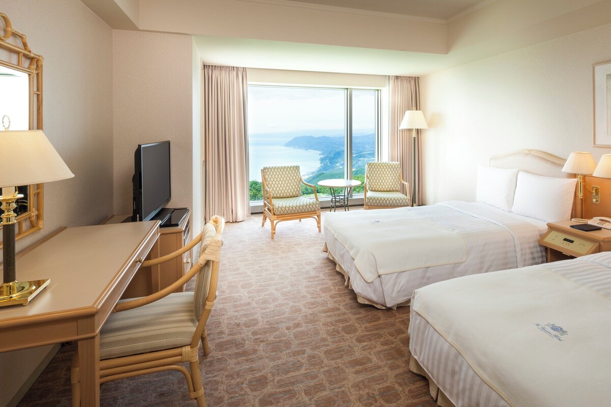 Kamar Premium, 2 Tempat Tidur Twin (Sea Side) | Brankas, meja kerja, tirai kedap cahaya, dan setrika/meja setrika