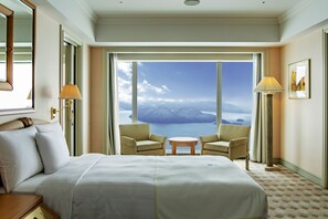 Brankas, meja kerja, tirai kedap cahaya, dan setrika/meja setrika